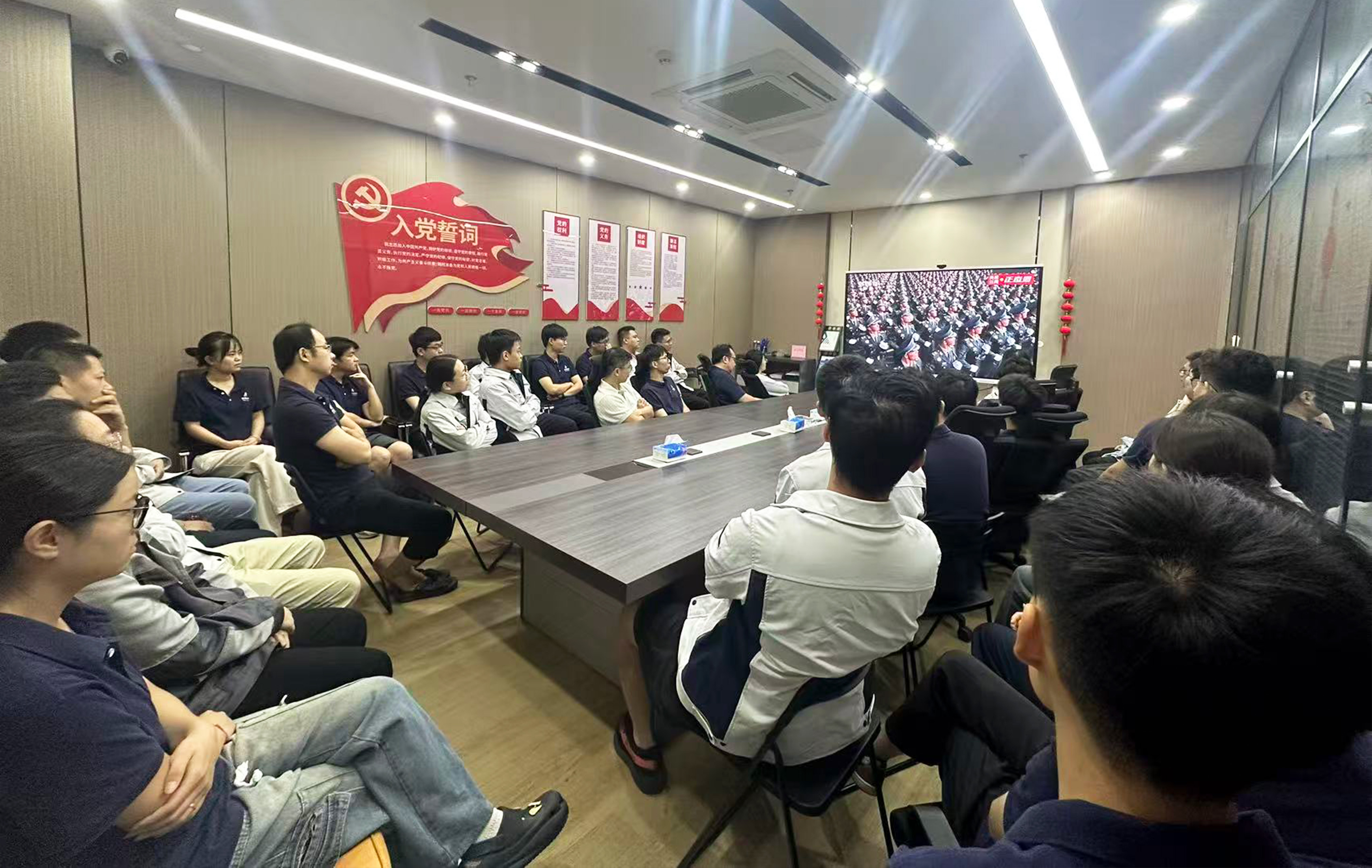 铭记历史 致敬荣光 | 夜性影院组织观看抗战胜利80周年阅兵盛典